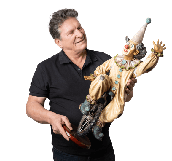 Karl-Heinz Lehner mit einer modernen Bronzefigur