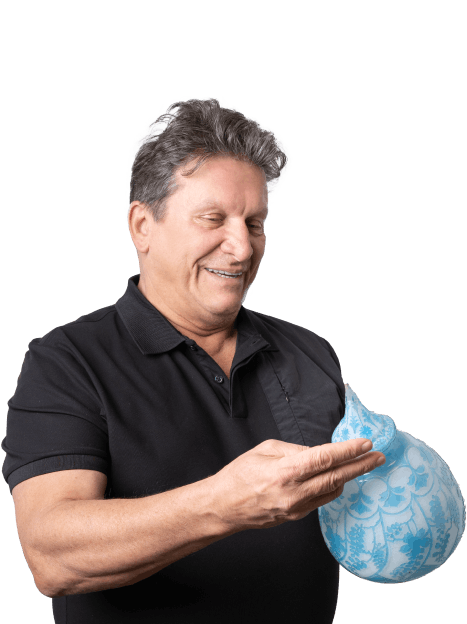 Karl Lehner beim Verkauf von antiker Glaskunst