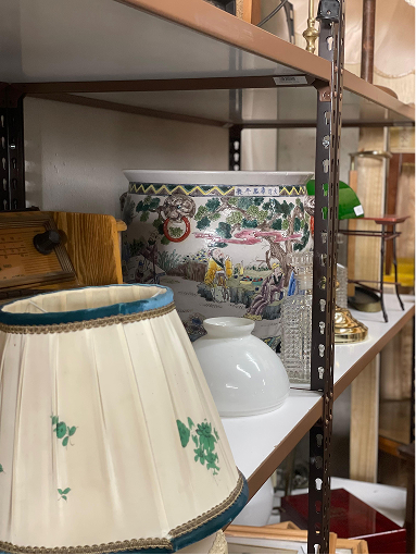 Vintage Lampen und Schüsseln