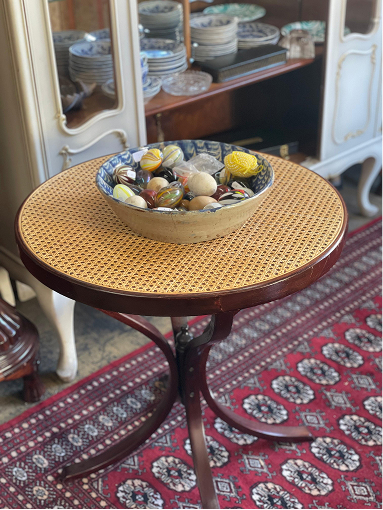 Vintage dreibeiniger Tisch mit einer Schüssel voller ausgeblasener Eier