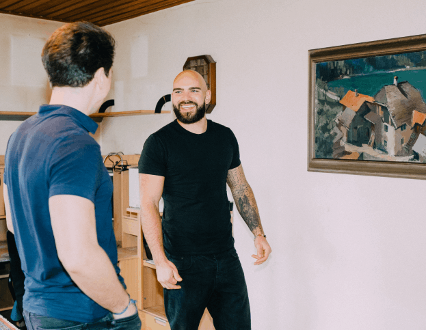 Raphael Lehner beim Verkaufsgespräch