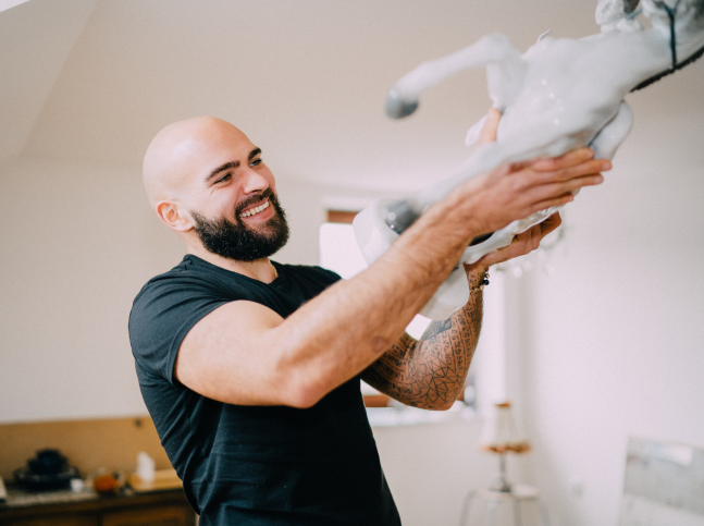 Raphael Lehner in neutralem Hintergrund